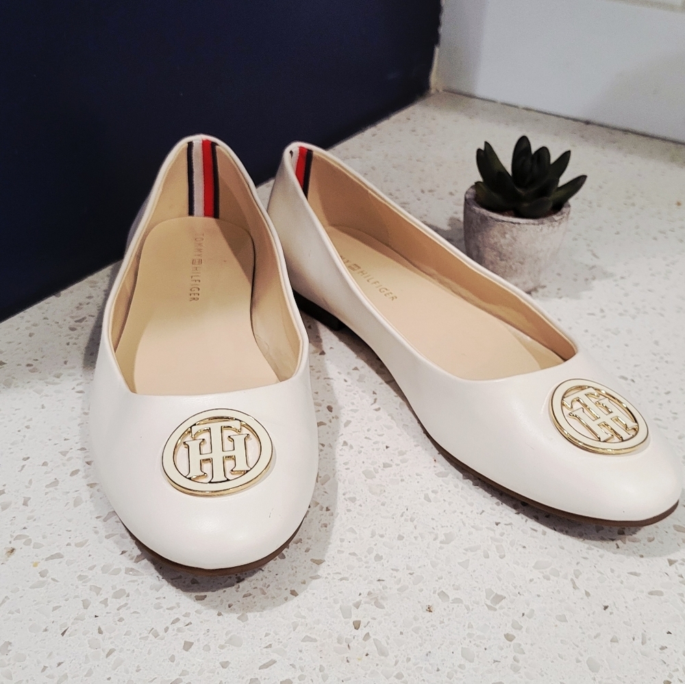 Tommy Hilfiger White Leather Logo Medallion Ballet Flats | Size 9.5 - Picture 1 of 6